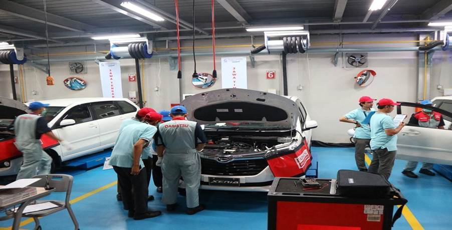 Persiapan mobil liburan yang matang adalah investasi untuk keamanan dan kenyamanan seluruh keluarga. Daihatsu Xenia memang dikenal tangguh, tapi pemeriksaan rutin tetap esensial.